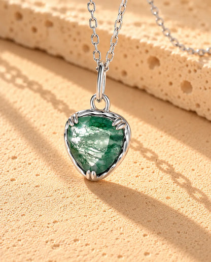 Collana con Ciondolo Cuore in Agata Muschiata e Argento 925 - primo piano dell’agata muschiata e della sua montatura