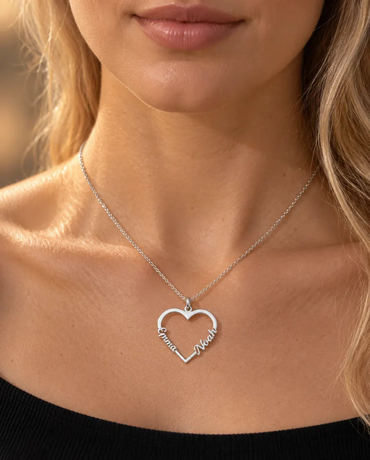 Collana Cuore con Due Nomi in Argento 925 - indossato da una modella