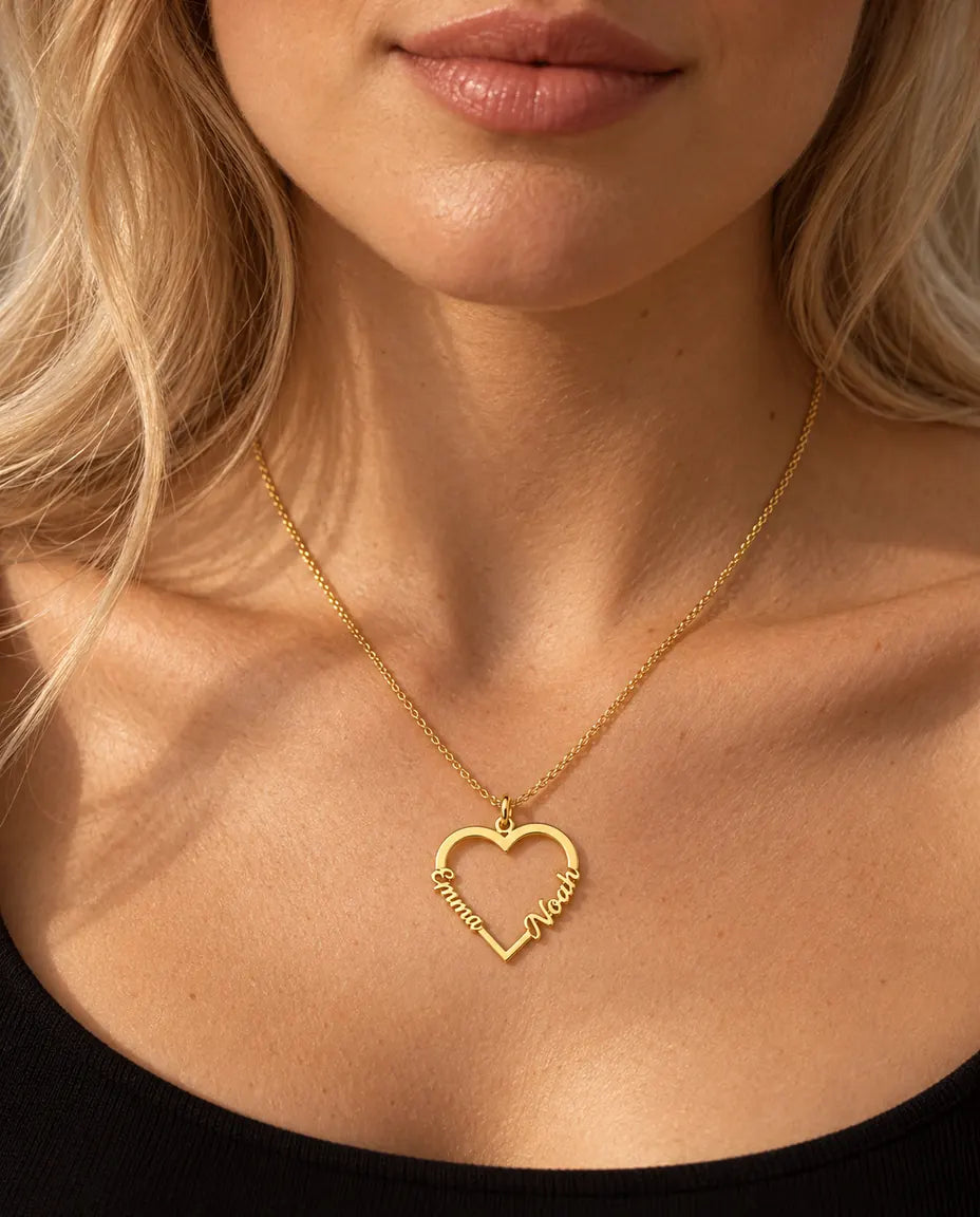 Collana Cuore con Due Nomi in Argento 925 - in oro, indossata da una modella