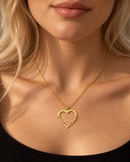 Collana Cuore con Due Nomi in Argento 925 - in oro, indossata da una modella
