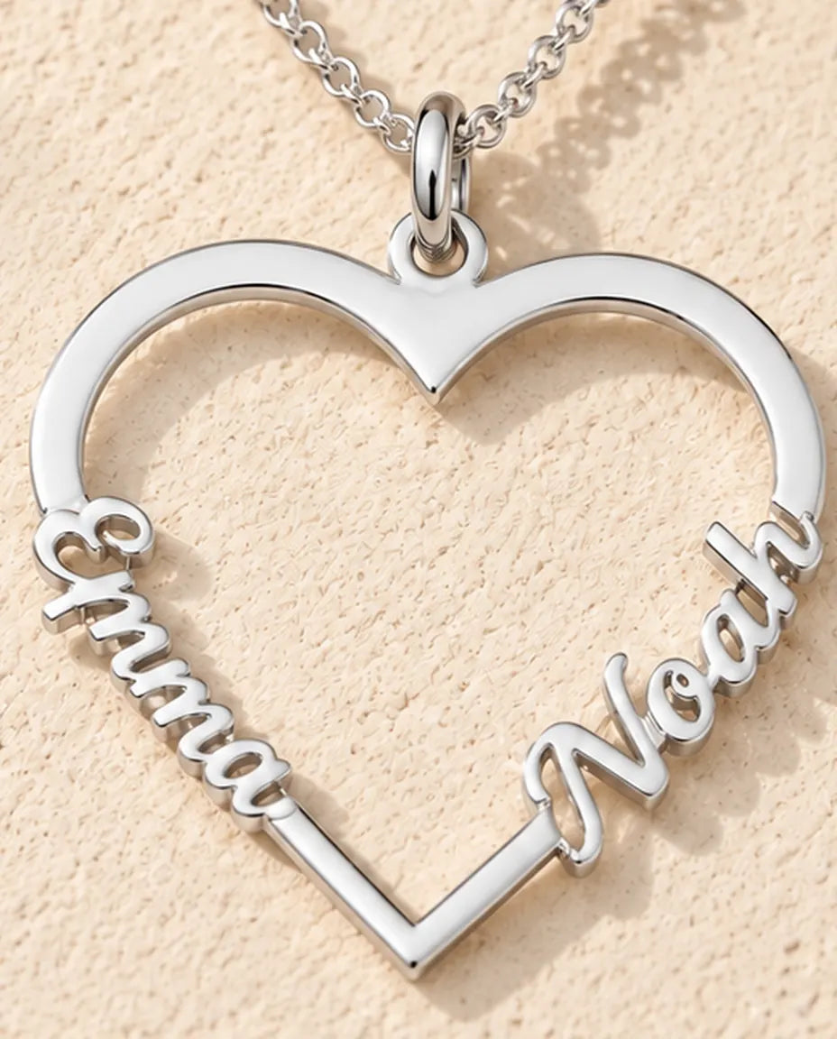 Collana Cuore con Due Nomi in Argento 925 - primo piano del nome traforato