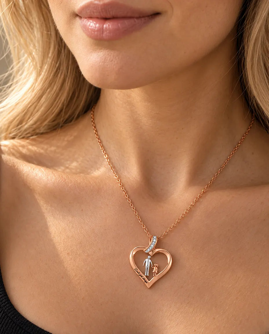 Donna con un top nero che indossa la collana con ciondolo a cuore papà e figlia color oro rosa