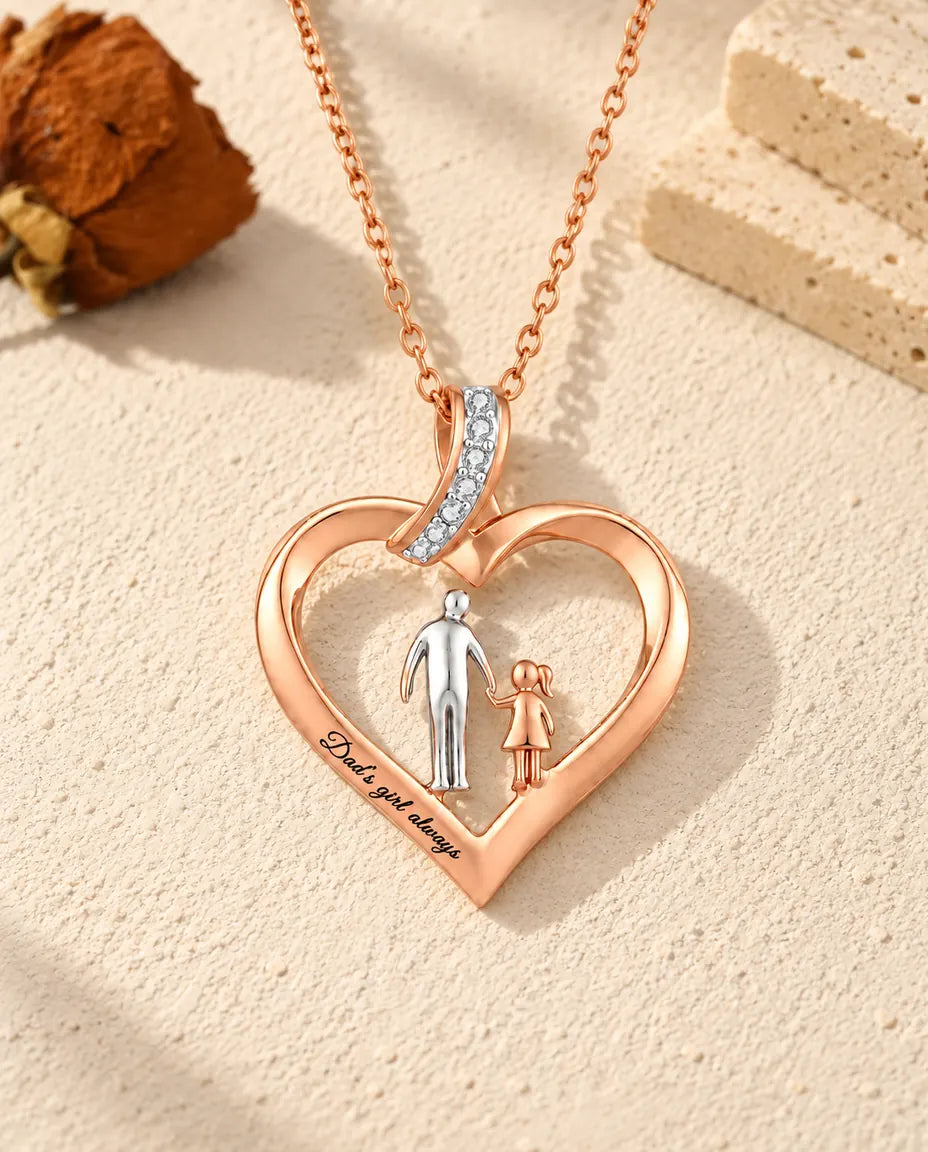 Vista frontale della collana a cuore incisa con un papà argentato e una bambina color oro rosa mano nella mano