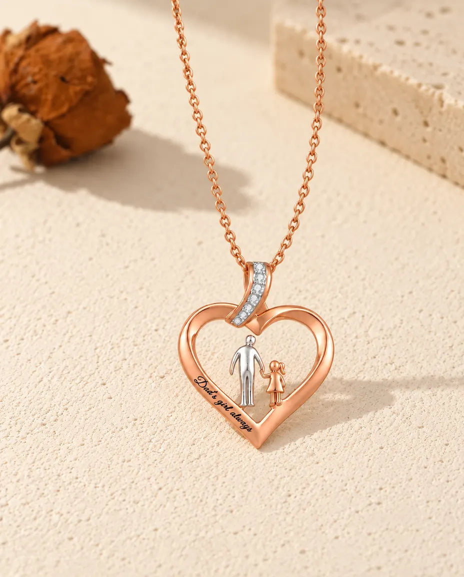 Collana a cuore incisa papà e figlia stesa in piano con la sua catena color oro rosa