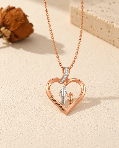 Collana a cuore incisa papà e figlia stesa in piano con la sua catena color oro rosa