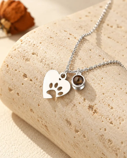 Collana argentata con foto dell'animale dentro: cuore con zampa traforata e piccola pietra di proiezione