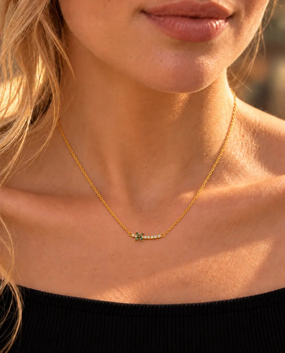 Collana Fiore Agata Muschiata in Argento 925 Placcato Oro - indossata da una modella, primo piano sulla clavicola