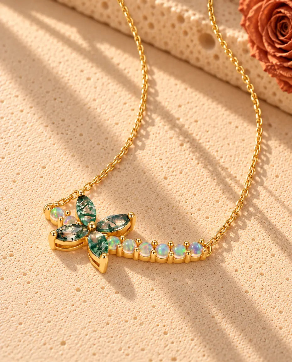 Collana Fiore Agata Muschiata in Argento 925 Placcato Oro - vista di tre quarti su una superficie chiara ruvida