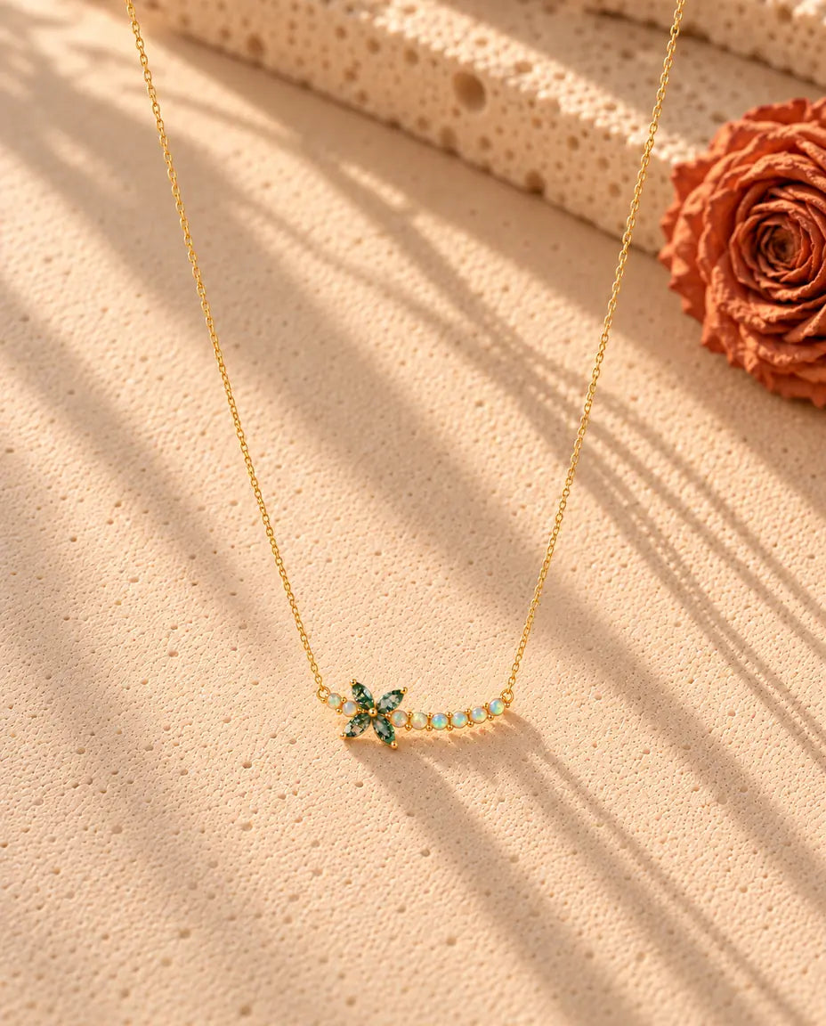 Collana Fiore Agata Muschiata in Argento 925 Placcato Oro - la collana intera distesa a lunga V su una superficie chiara ruvida