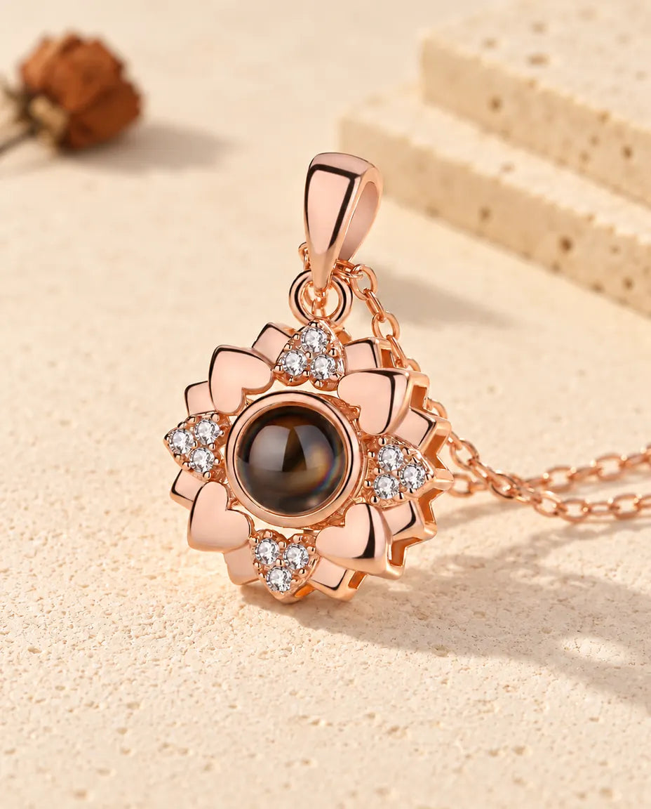 Collana con foto dentro personalizzata color oro rosa, fiore di cuori con zirconi su gesso crema
