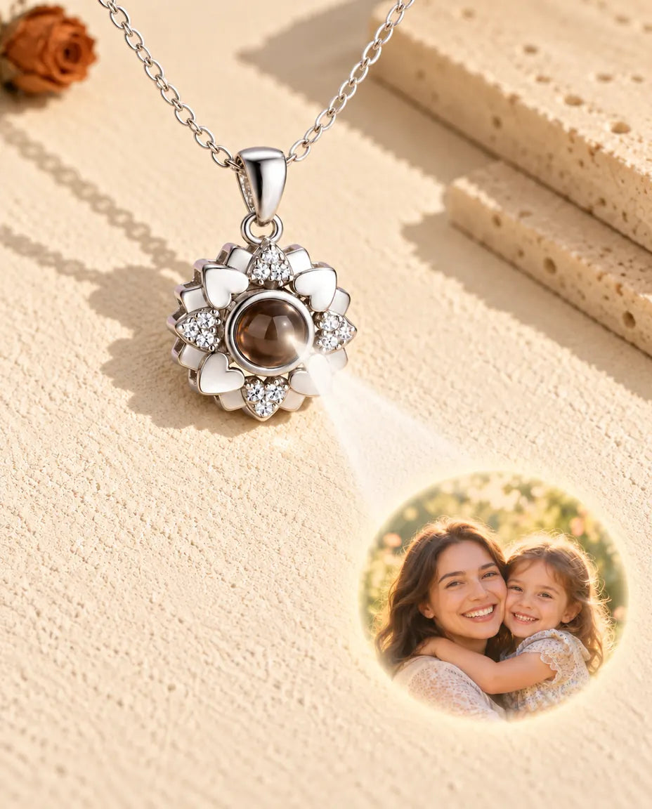 Collana a fiore di cuori argentata che proietta sul gesso una foto di mamma e figlia