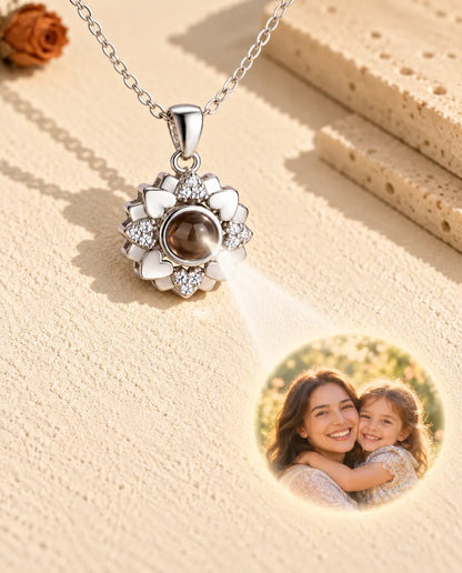 Collana a fiore di cuori argentata che proietta sul gesso una foto di mamma e figlia