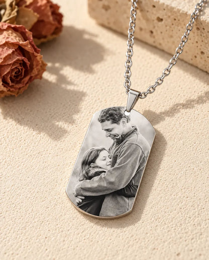Collana con foto per papà in acciaio al titanio con foto di padre e figlia incisa in bianco e nero