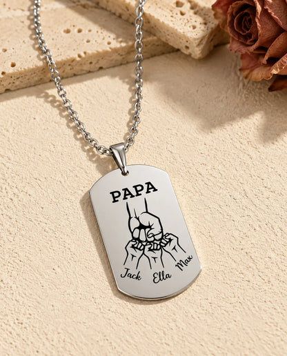 Retro della piastrina papà inciso con PAPA, pugni e tre nomi