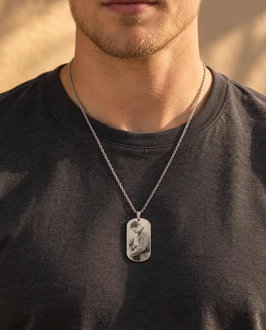 Uomo che indossa la collana con foto in bianco e nero su una maglietta grigia
