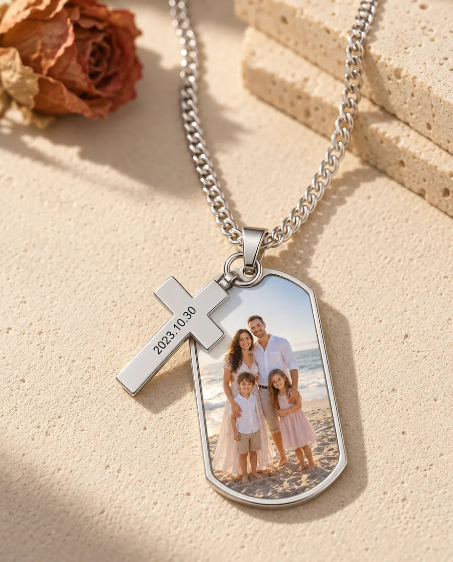 Collana con foto di famiglia a colori e piccola croce incisa con una data