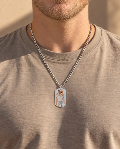 Uomo che indossa la collana con foto su una maglietta beige