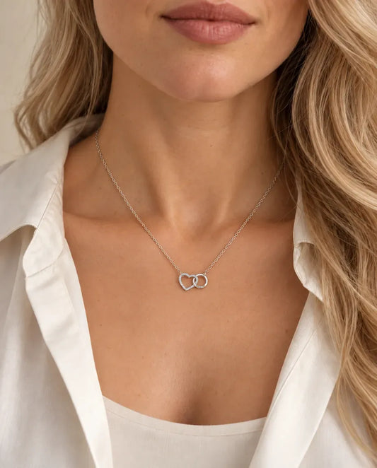 Collana Incisa con Cuore e Cerchio Intrecciati in Argento 925 - indossato da una modella