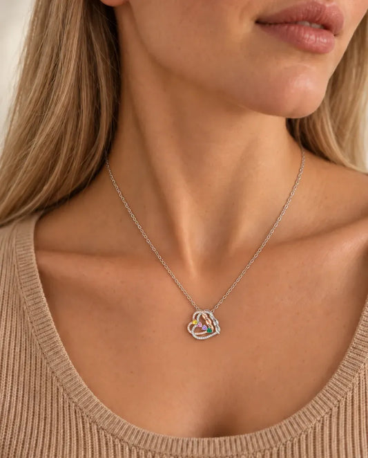 Collana Incisa Doppio Cuore in Rame - indossato da una modella
