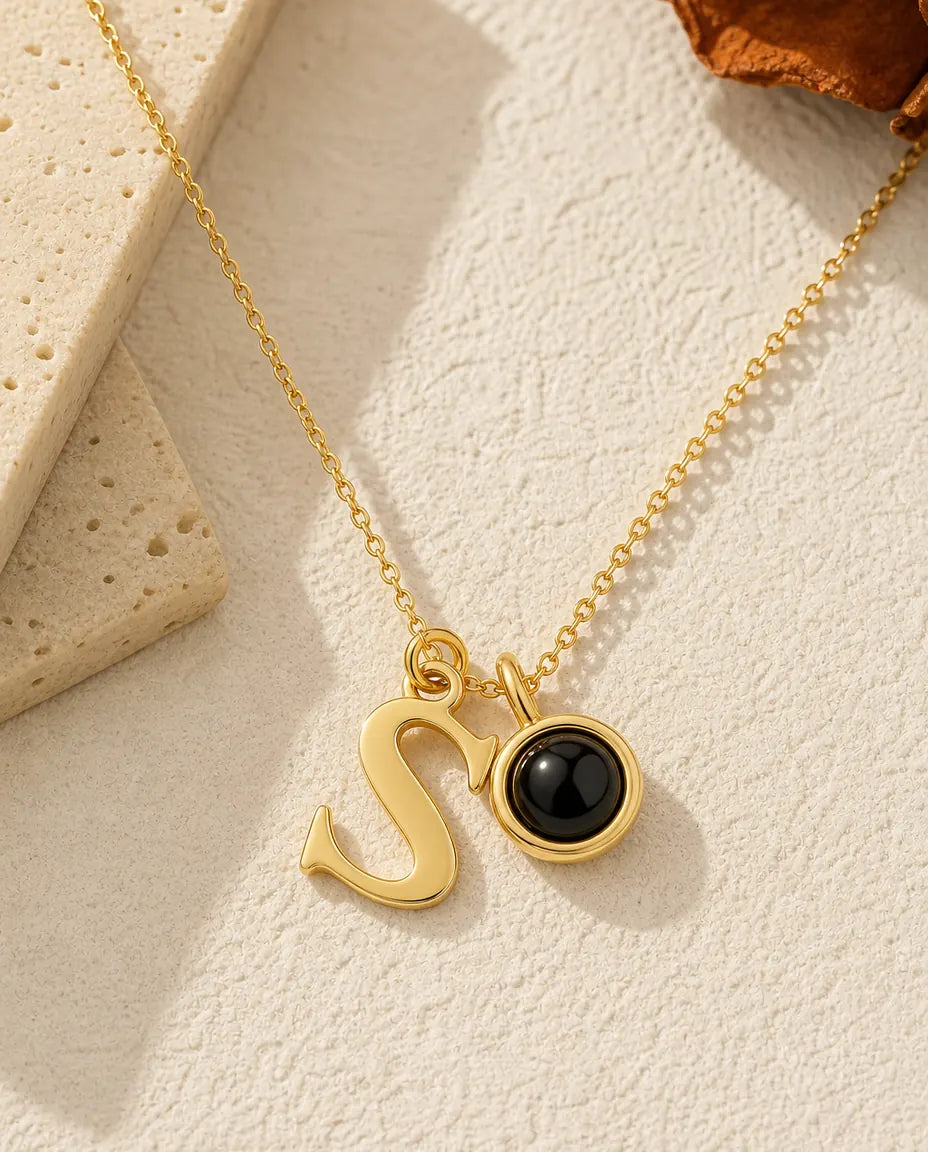 Collana Iniziale in Oro con Foto Dentro, Lettera in Corsivo A-Z e la Tua Foto nella Perla