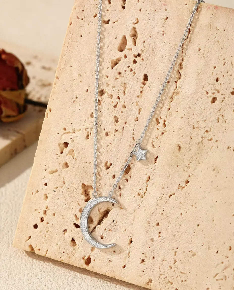Collana Luna e Stella in Argento 925 – Ciondolo a Mezzaluna con Pavé di Zirconi e Piccolo Charm a Stella, Collana Celeste Regalo per Lei