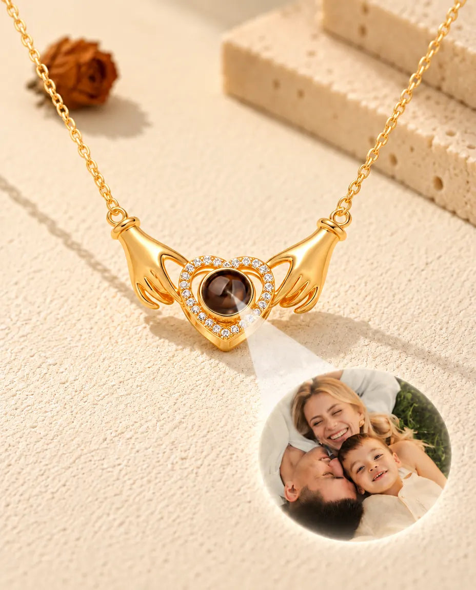 Luce che attraversa la perla marrone della collana dorata con mani e cuore e proietta una foto di famiglia
