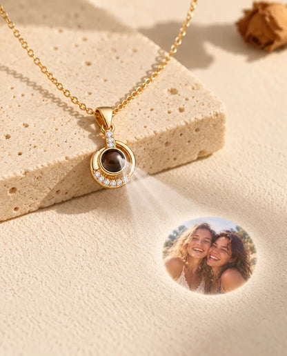 Collana dorata a mezzaluna che proietta la foto di due migliori amiche sull'intonaco
