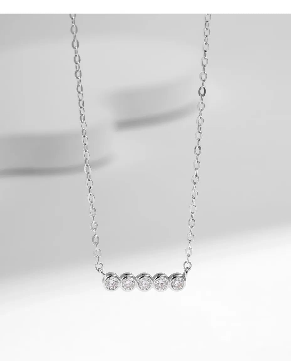 Collana Moissanite a Barra – cinque pietre colore D incassate a castone in argento 925