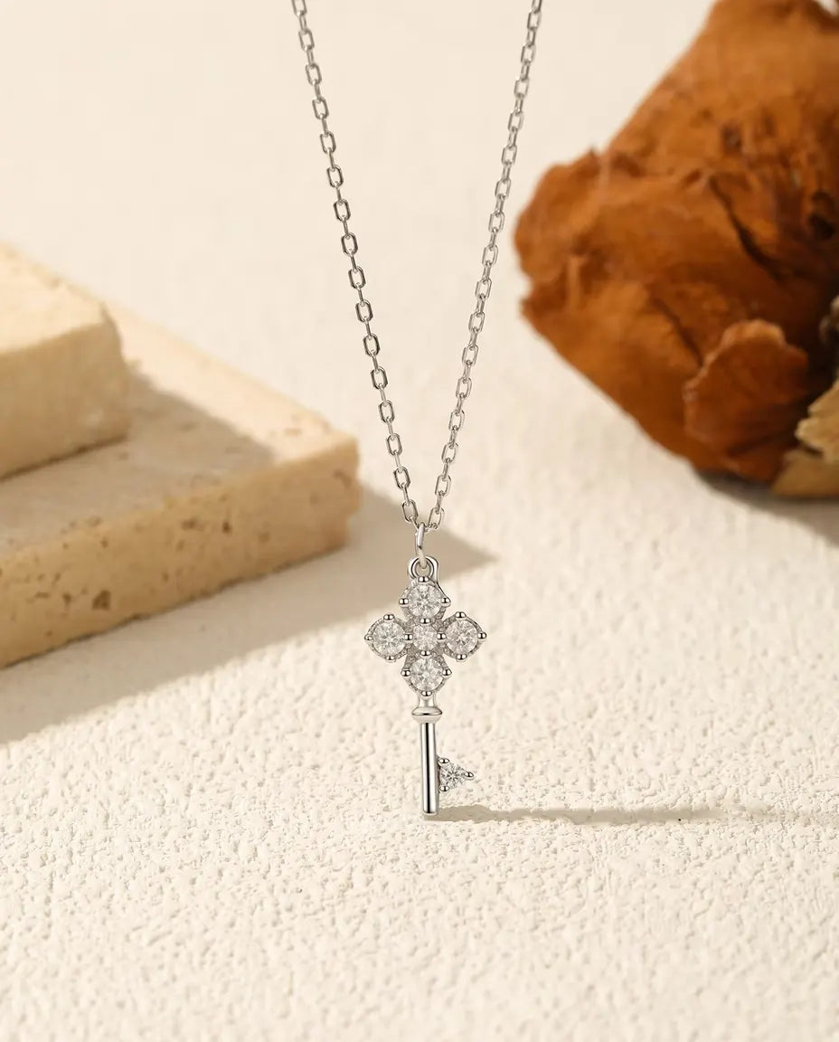 Collana Moissanite con Chiave – ciondolo chiave a quadrifoglio in argento 925 con sei pietre colore D, catena 40+5 cm