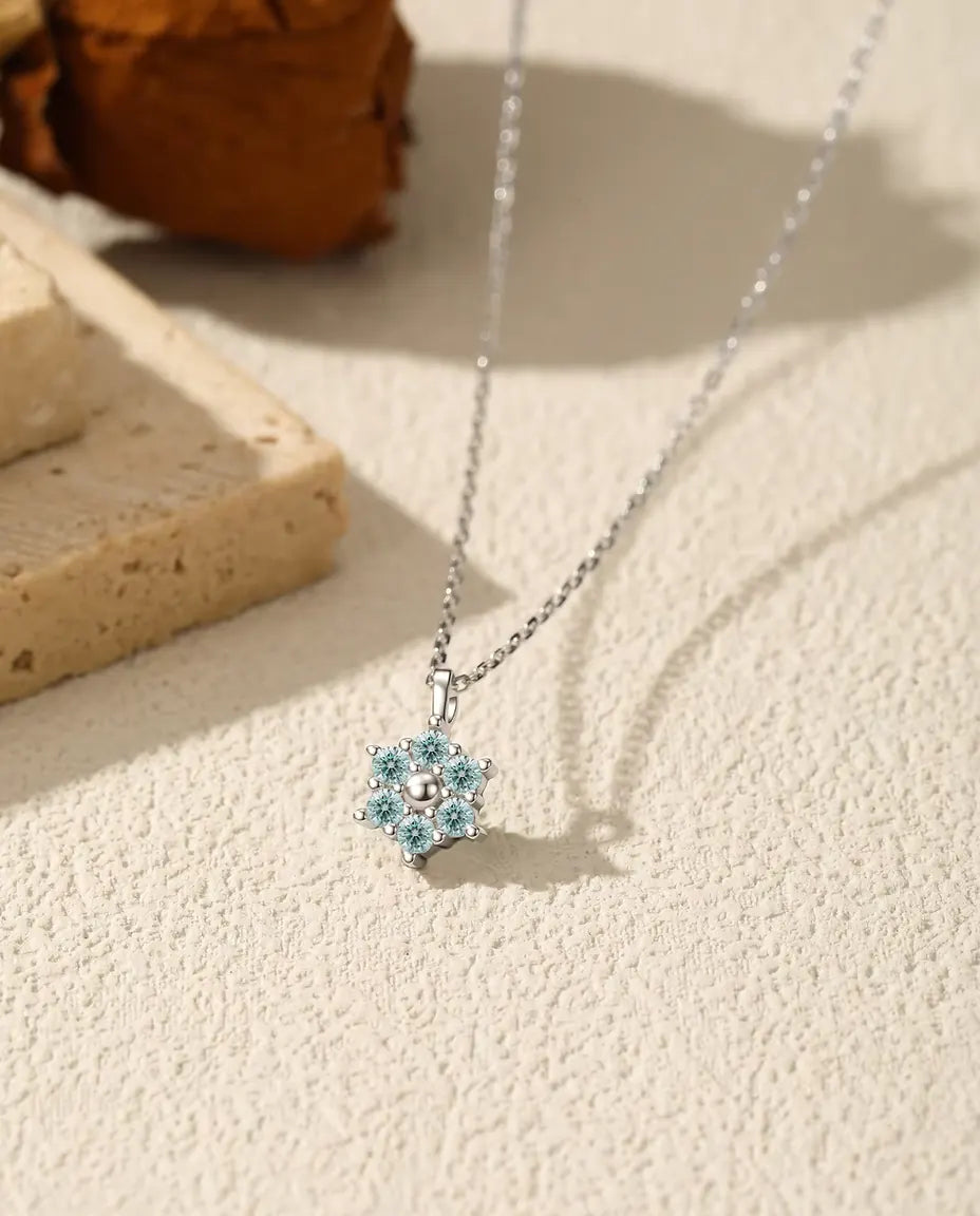 Collana moissanite fiore azzurro aqua - sei pietre da 2 mm attorno a una sfera d'argento lucida, argento 925