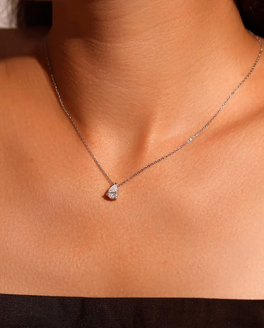 Collana Moissanite a Goccia 1 ct in Argento 925 - indossata da una modella, primo piano sulla clavicola
