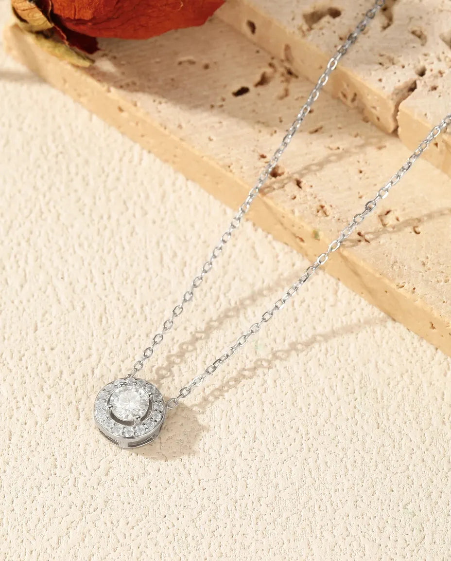 Collana Moissanite con Halo – pietra rotonda da 0,5 ct colore D VVS1 e pavé in argento 925