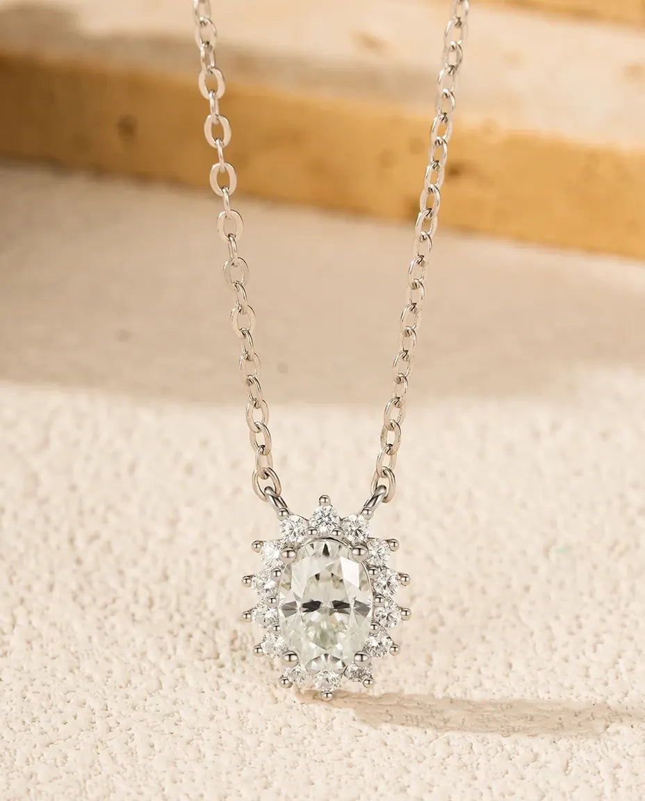 Collana Moissanite Ovale con Halo – 1 ct colore D VVS1 in argento 925, ciondolo da 10 mm