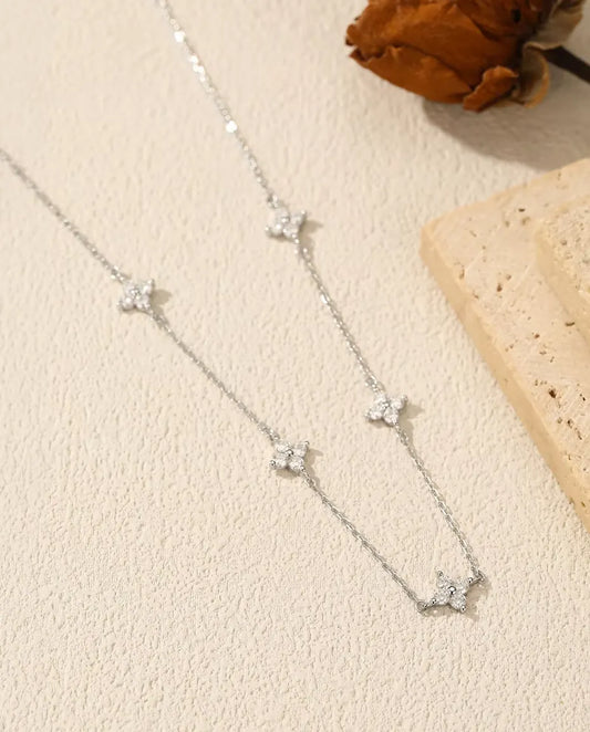 Collana moissanite a stazioni quadrifoglio - cinque fiori da 20 pietre in argento 925, catena 40 cm più 5 cm