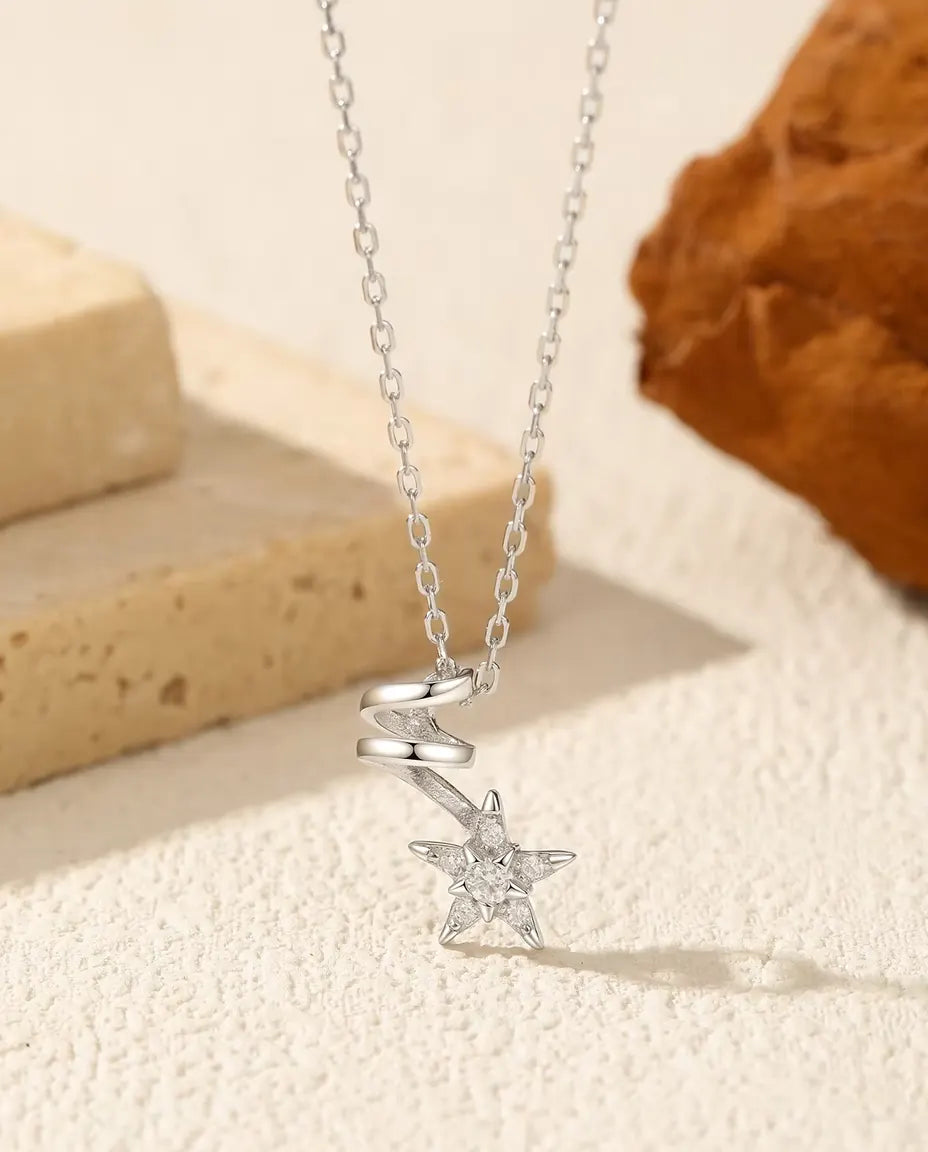Collana moissanite con stella - pietra centrale da 2 mm, cinque accenti pavé e maglia a spirale, argento 925