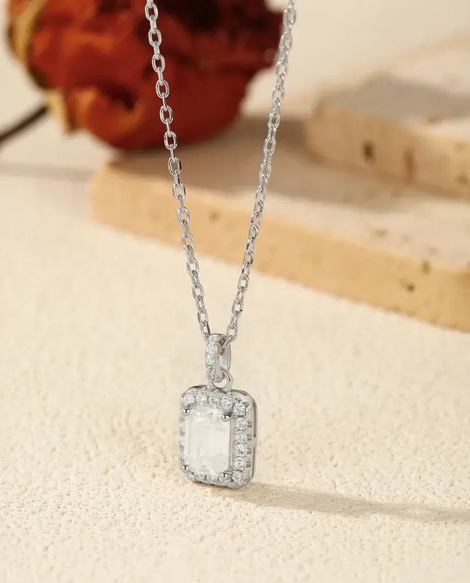 Collana Moissanite Taglio Smeraldo – 1 ct colore D VVS1 con halo pavé in argento 925