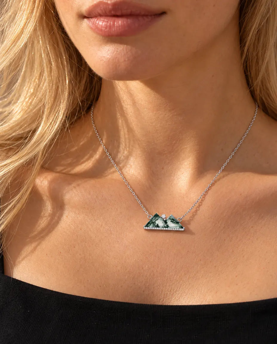 Collana Montagna Agata Muschiata in Argento 925 - indossata da una modella, primo piano sulla clavicola