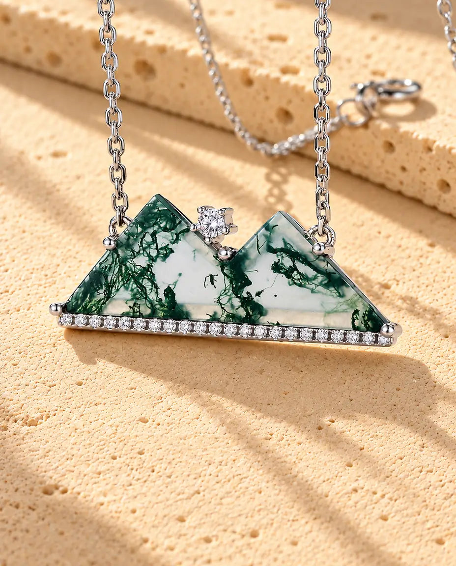 Collana Montagna Agata Muschiata in Argento 925 - primo piano dell’agata muschiata e della sua montatura