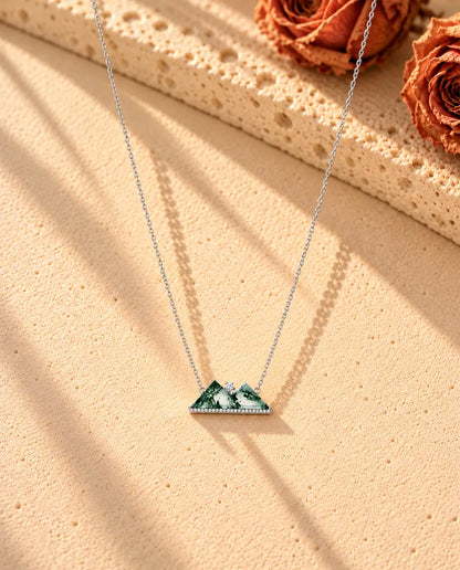 Collana Montagna Agata Muschiata in Argento 925 - la collana intera distesa a lunga V su una superficie chiara ruvida