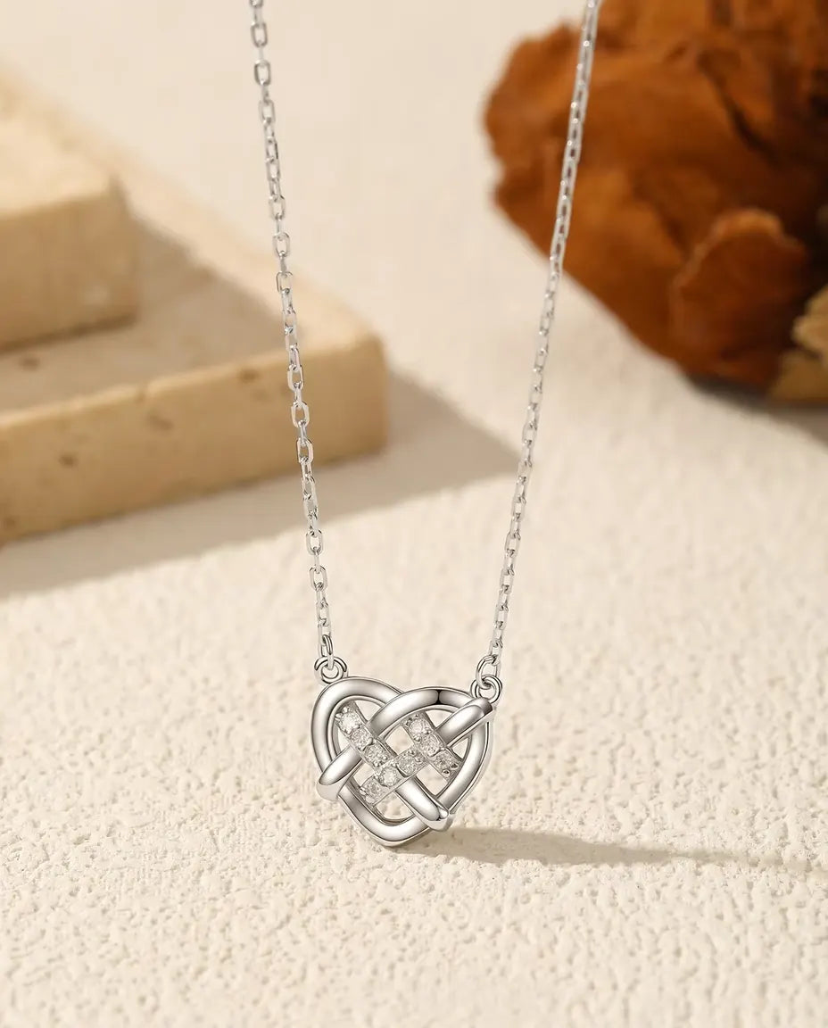 Collana Nodo Celtico Cuore – 9 moissanite colore D, in argento sterling 925, catena regolabile 40+5 cm