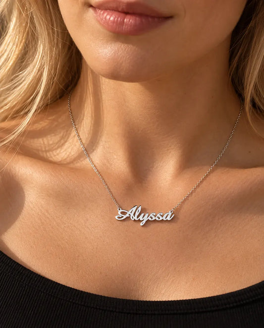 Collana con Nome Personalizzato in Argento 925 - indossato da una modella