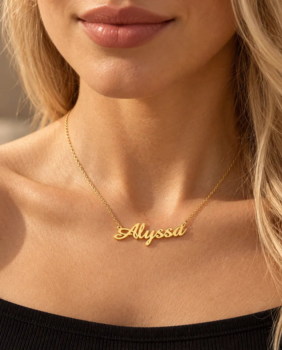 Collana con Nome Personalizzato in Argento 925 - in oro, indossata da una modella