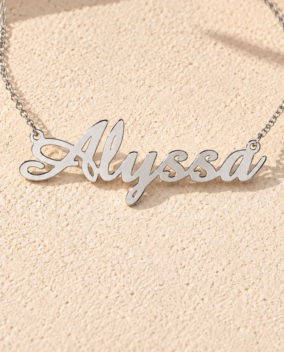 Collana con Nome Personalizzato in Argento 925 - primo piano del nome traforato