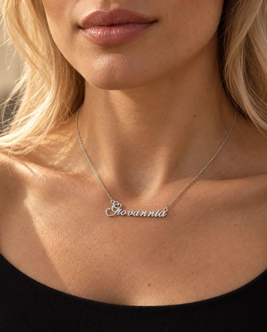 Collana con Nome Personalizzato in Argento 925 - indossato da una modella
