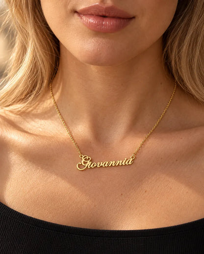 Collana con Nome Personalizzato in Argento 925 - in oro, indossata da una modella