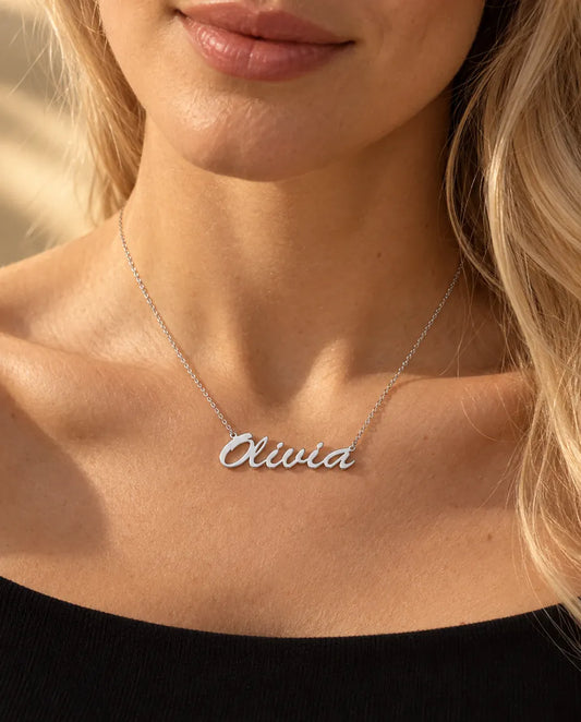 Collana con Nome Personalizzato in Argento 925 - indossato da una modella