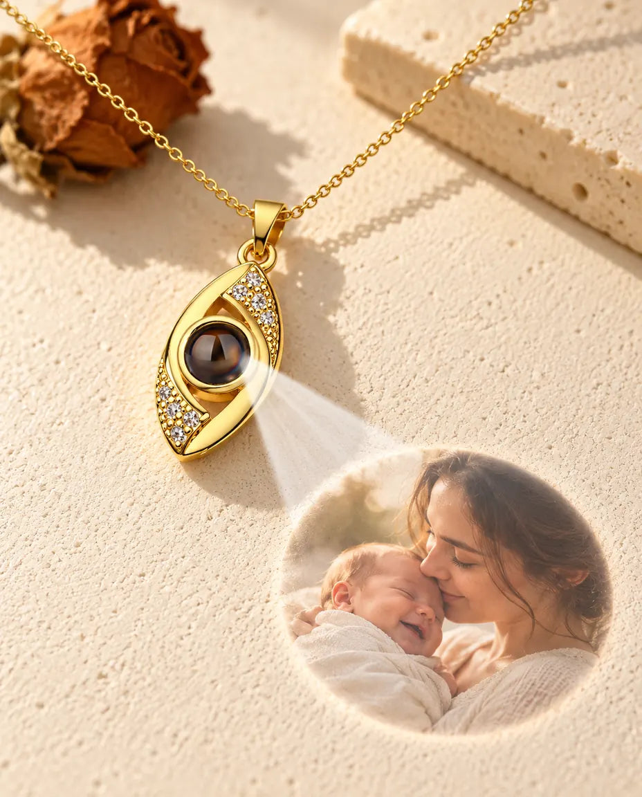 Collana dorata a occhio greco che proietta la foto di una mamma con il neonato sull'intonaco