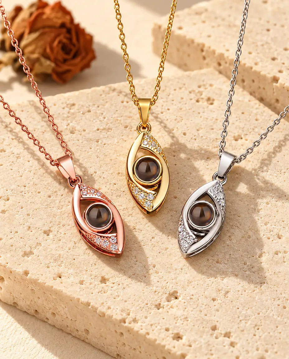 Ciondoli a forma di occhio a mandorla in color oro rosa, dorato e argentato uno accanto all'altro
