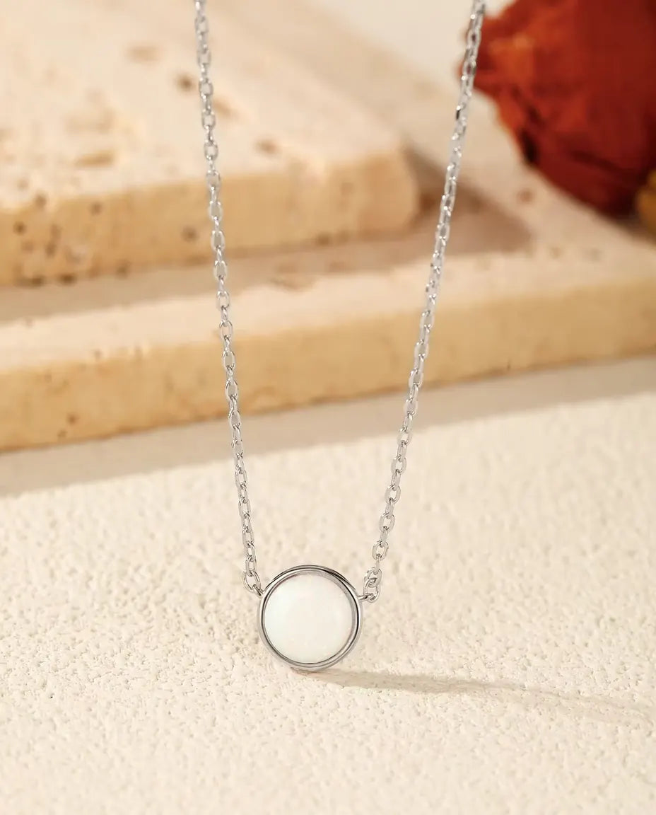Collana con Opale in Argento 925 – Opale Bianco Tondo da Laboratorio di 6 mm con Castone su Catenina Forzatina, Collana Delicata da Tutti i Giorni