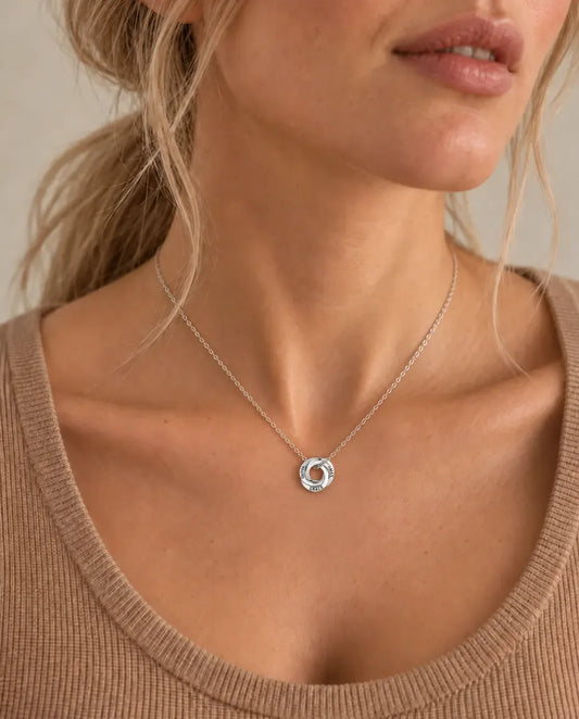 Collana Personalizzata con Anelli Russi Intrecciati - indossato da una modella